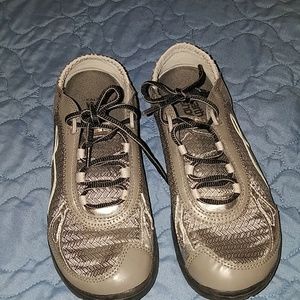 Kalso Earth Shoe gray and silver tennis shoe